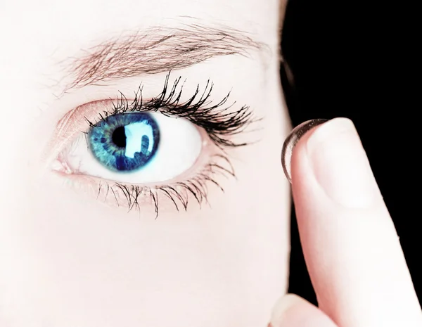 Close up van een contactlens invoegen in vrouwelijke oog — Stockfoto