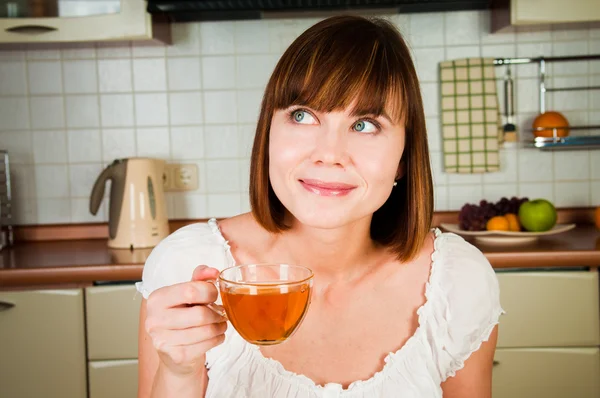 Joven hermosa mujer feliz con té — Foto de Stock