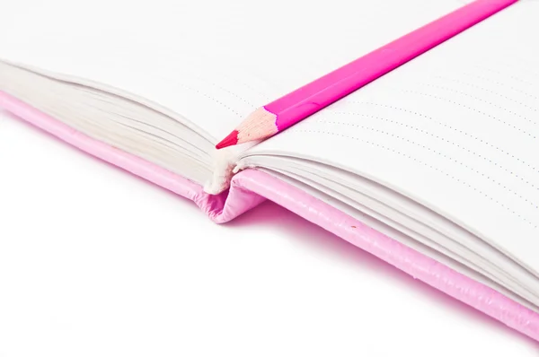 Розовый блокнот и карандаш — стоковое фото