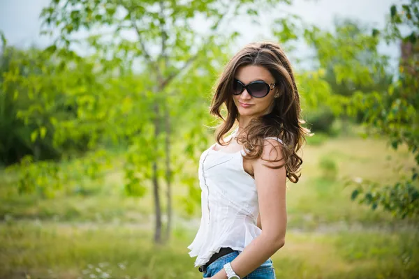 Retrato de una hermosa mujer europea sonriendo al aire libre — Foto de Stock