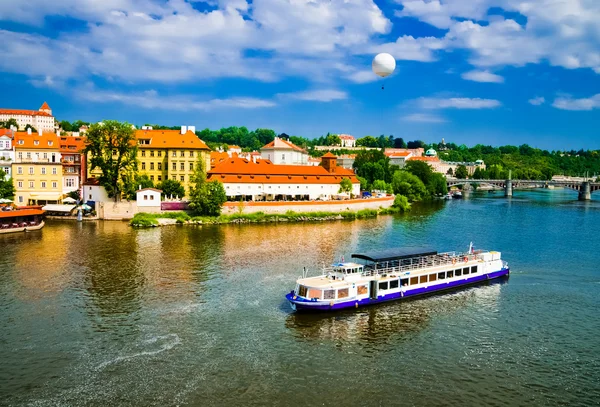 A vista no verão Praga acima do rio Vltava — Fotografia de Stock