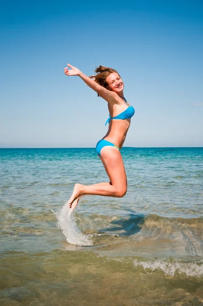 Jovencita saltando de un agua — Foto de Stock