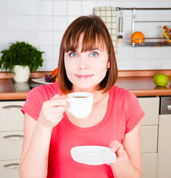 Jovem mulher desfrutando de uma xícara de café — Fotografia de Stock