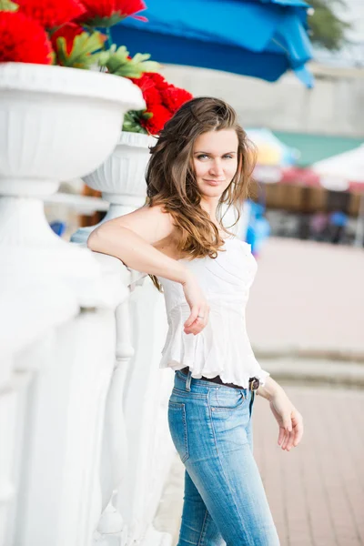 Bela mulher europeia sorrindo ao ar livre — Fotografia de Stock