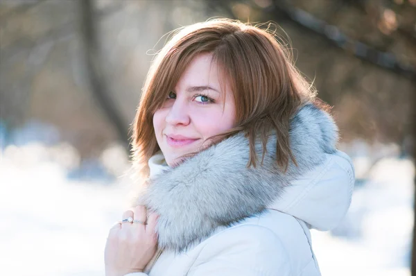 Winterporträt einer jungen Frau. flacher dof. — Stockfoto