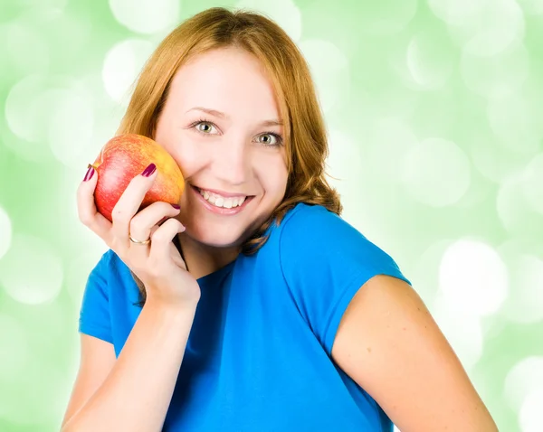 Retrato de mujer de belleza joven con manzana roja — Foto de Stock