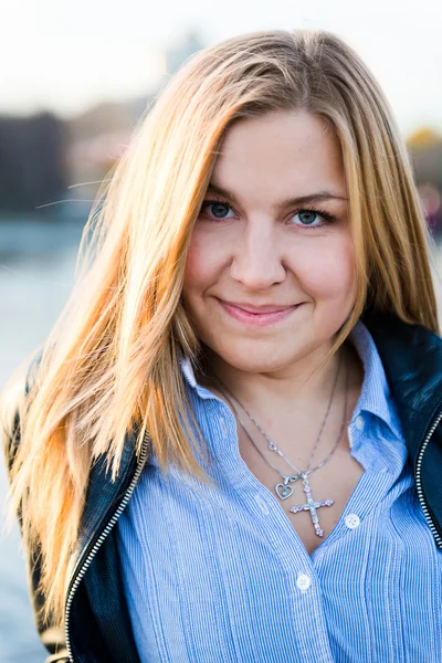 Beautiful blond woman in town by sunny day — Stock Photo, Image