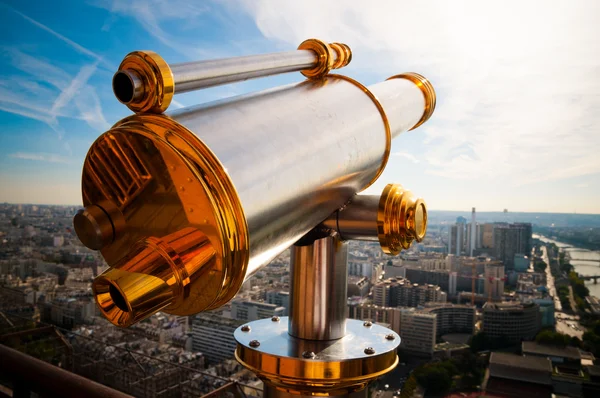 Eiffeltornsteleskop med utsikt över Paris. — Stockfoto