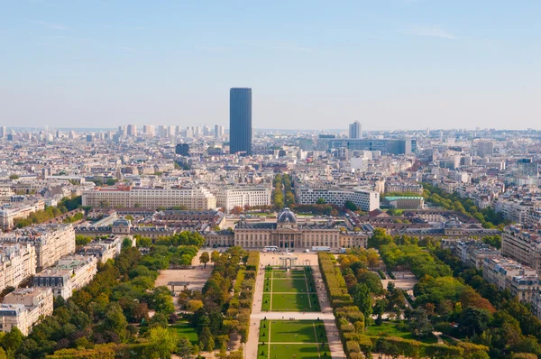 Vista da Torre Eiffel na famosa Champs de Mars — Fotografia de Stock