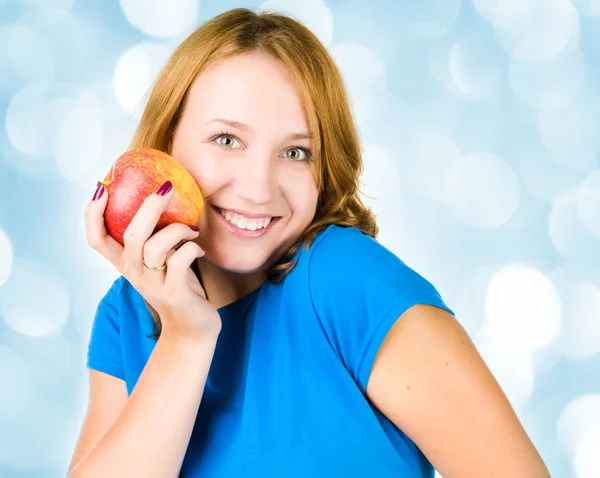 Porträtt av ung skönhet kvinna med rött äpple — Stockfoto