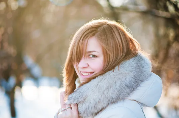 Winterporträt einer jungen Frau. flacher dof. — Stockfoto