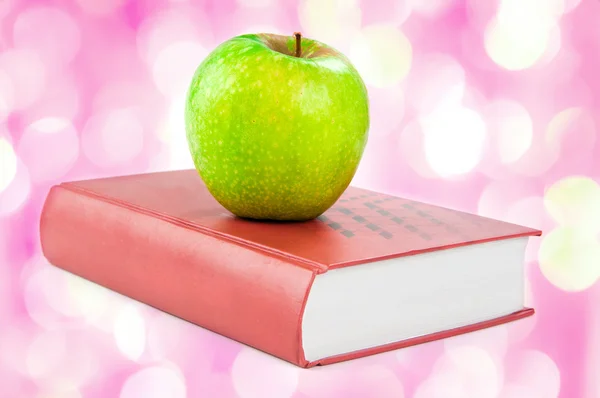 A green apple on a book — Stock Photo, Image