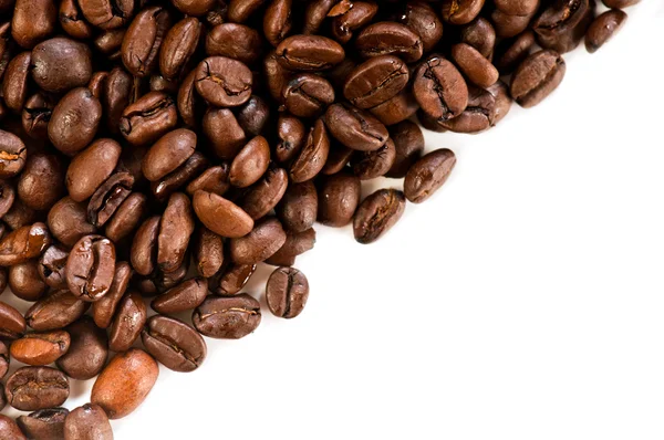 Chicchi di caffè sullo sfondo bianco con spazio copia — Foto Stock