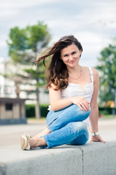 Porträtt av en vacker europeisk kvinna ler utomhus — Stockfoto