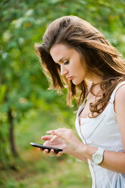 Portrait extérieur de jeune femme avec téléphone — Photo