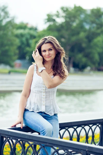 Retrato de uma bela mulher europeia sorrindo ao ar livre — Fotografia de Stock