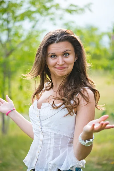 Retrato de una joven sorprendida — Foto de Stock