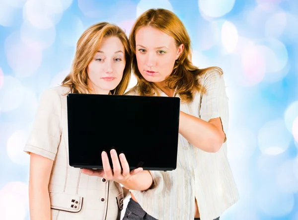 Two young businesswomen working on laptop. — Stock Photo, Image