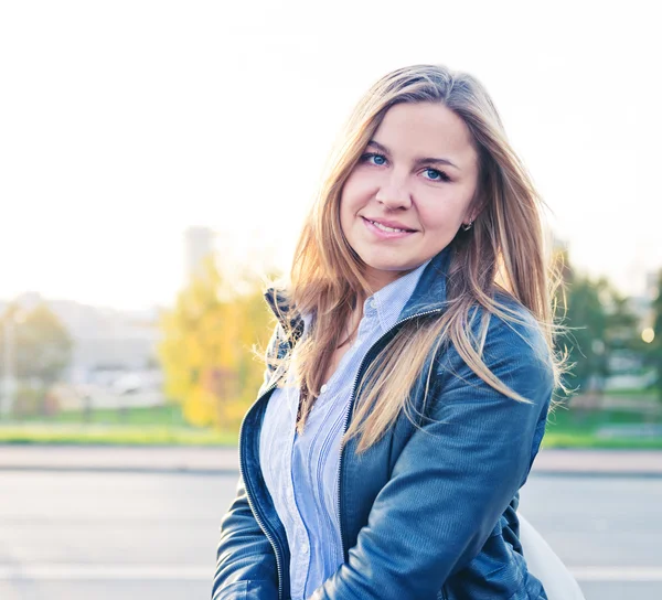 Beautiful blond woman in town by sunny day — Stock Photo, Image