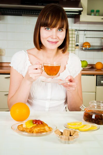 Mutlu bir güzel genç kadın ile çay — Stok fotoğraf