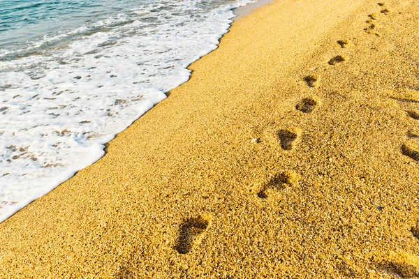 Footprint on sand with foam — Stockfoto