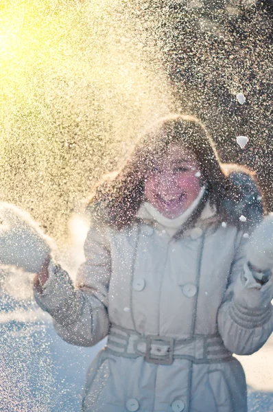 Jovem feliz brinca com uma neve — Fotografia de Stock