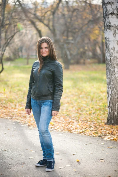 Giovane donna ritratto nel parco autunnale — Foto Stock