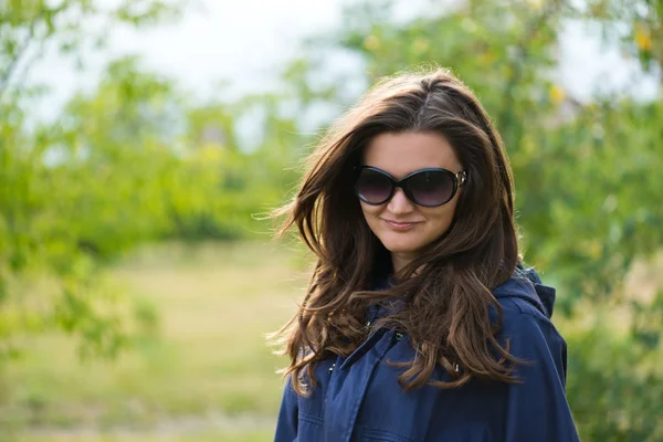 Nő a kék kabát, zöld nyári Park — Stock Fotó