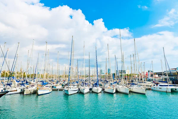 Красивые белые яхты в морском порту с голубым облачным небом в рюкзаке — стоковое фото