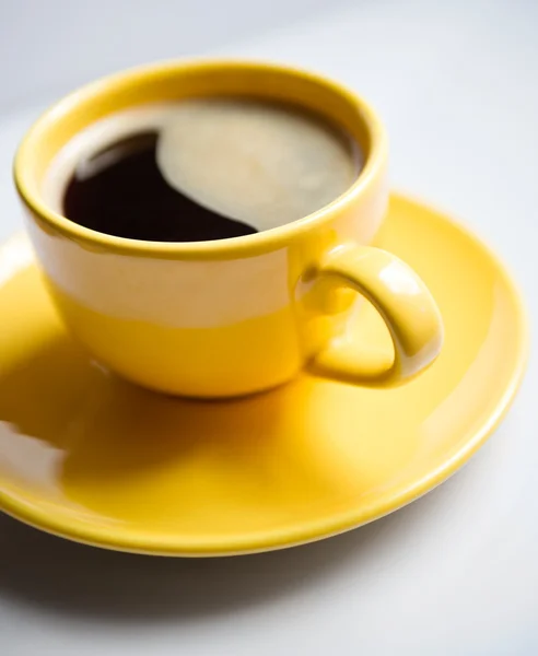 Café dans une tasse jaune — Photo
