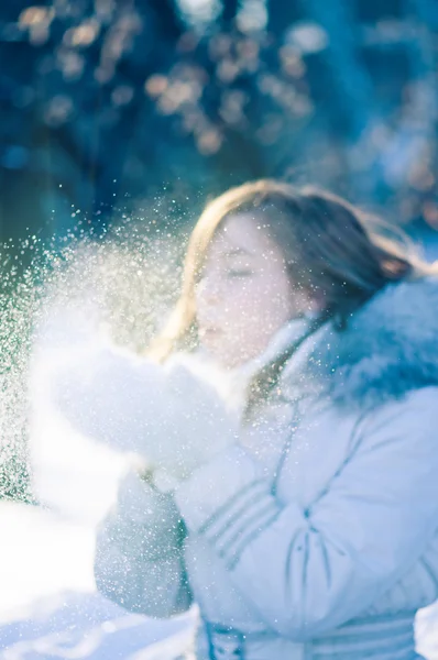 Vacker kvinna blåser i snön — Stockfoto