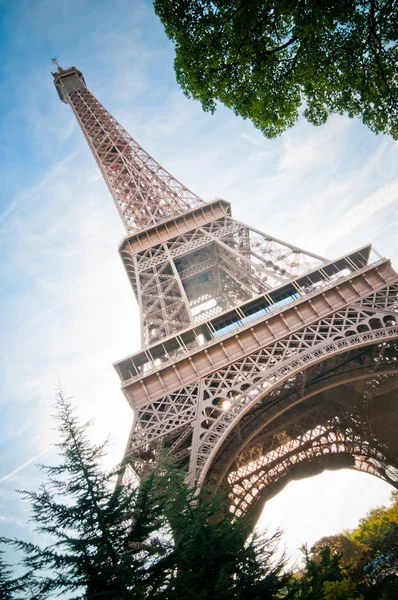 Vertikalt orienterade bild världsberömda Eiffeltornet i paris, Frankrike. — Stockfoto