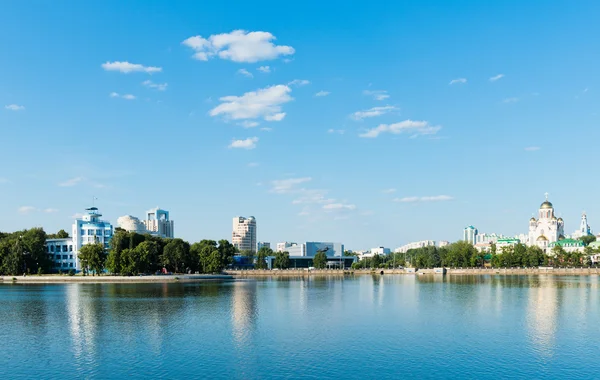 Pohled na nábřeží nábřeží Jekatěrinburgu. — Stock fotografie