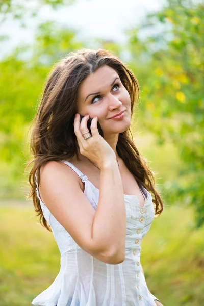 Εξωτερική πορτρέτο της νεαρής γυναίκας με τηλέφωνο — Φωτογραφία Αρχείου