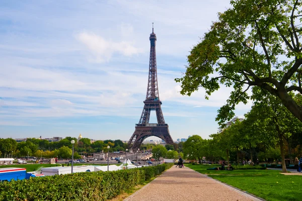 Paris, a bela Torre Eiffel . — Fotografia de Stock