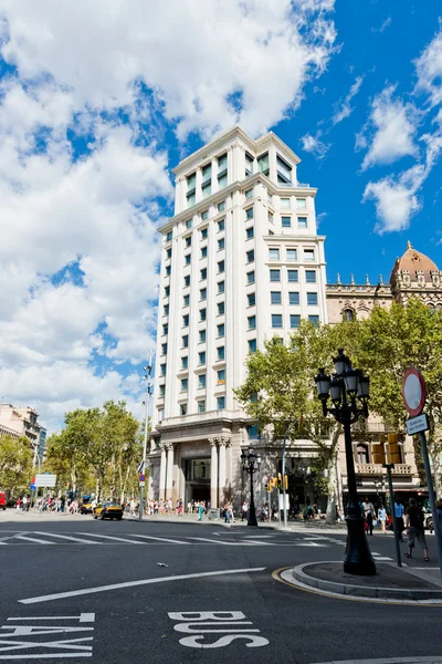 Na ulicach Barcelony, w dzielnicy eixample. Hiszpania. — Zdjęcie stockowe