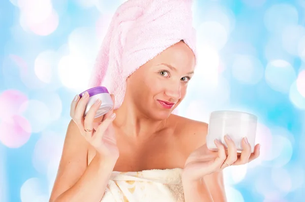 Mooie vrouw inschrijving pot moisturizer crème. — Stockfoto