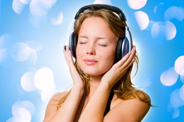 Beautiful girl listening music — Stock Photo, Image