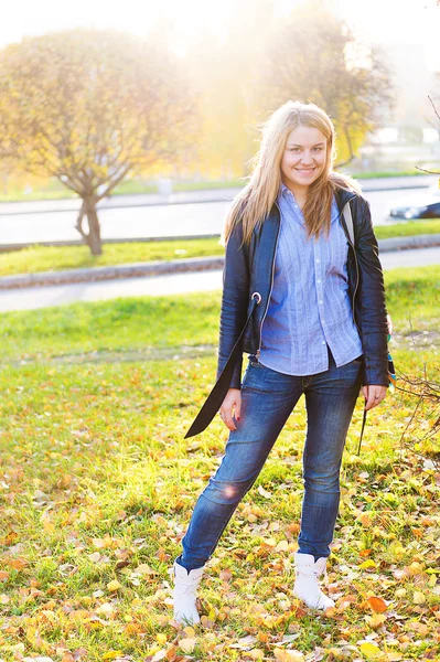 Sonbaharda açık havada yürüyen güzel genç bir kadının portresi. — Stok fotoğraf