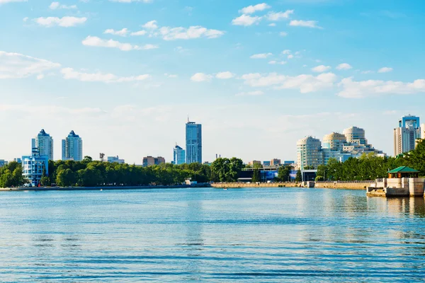 Utsikt över kaj kaj vall Jekaterinburg City. — Stockfoto