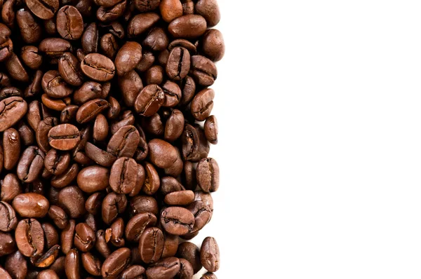 Chicchi di caffè sullo sfondo bianco con spazio copia — Foto Stock