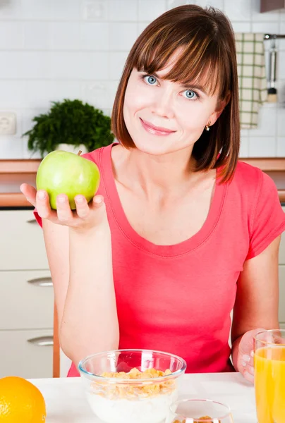 Vacker kvinna med ett äpple — Stockfoto