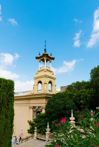 Palau Nacionalin torni Montjuicissa, Barcelonassa, Espanjassa . — kuvapankkivalokuva