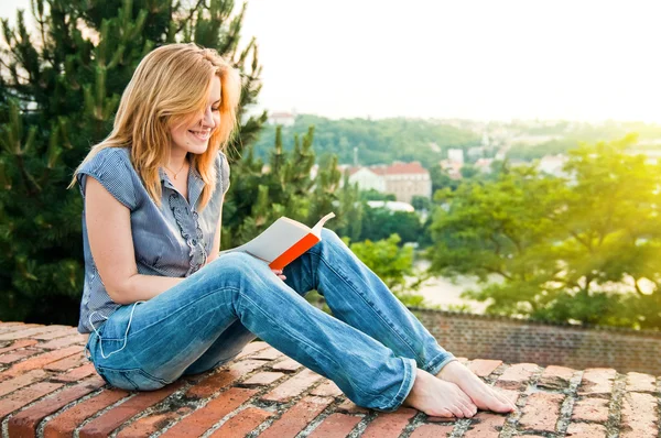 Kvinna läser i Prag — Stockfoto