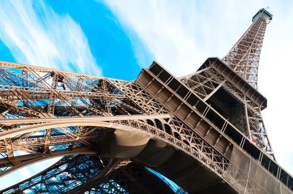Slavná Eiffelova věž v Paříži, Francie. — Stock fotografie