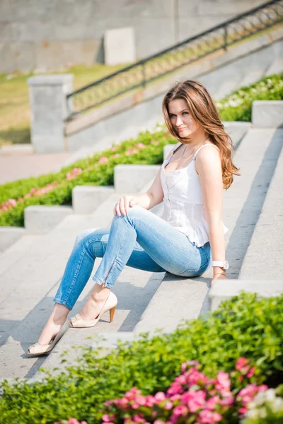 Beautiful european woman smiling outdoors — Stock Photo, Image