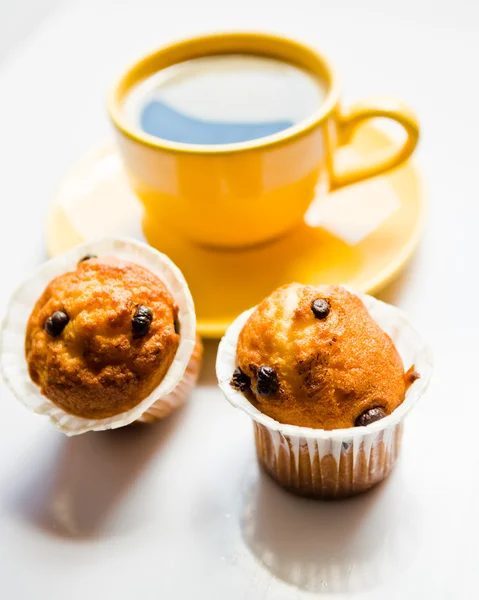 Caffè in una tazza gialla e muffin — Foto Stock