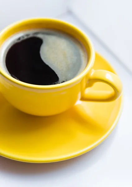 Café em um copo amarelo — Fotografia de Stock
