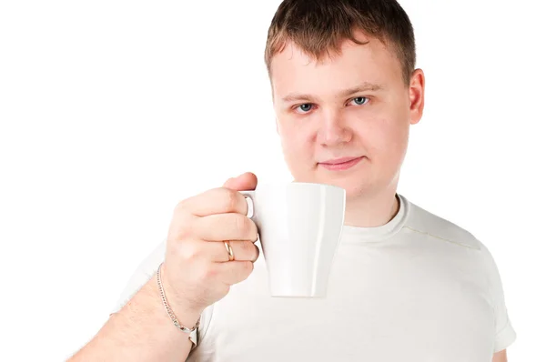 Junger Mann trinkt eine Tasse — Stockfoto