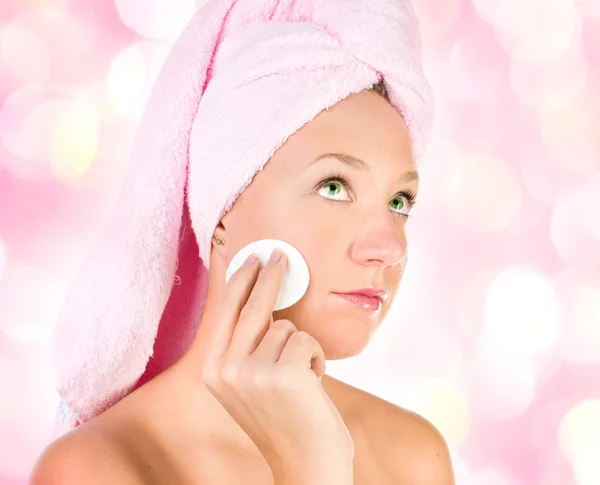 Süße Hautpflege. attraktive Mädchen Anwendung Gesichtspackung. — Stockfoto
